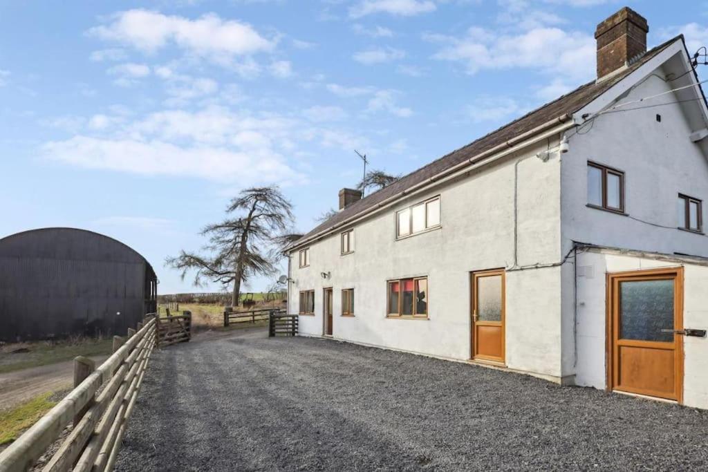 Upper Caerfaelog Farmhouse Llanbister Exterior photo